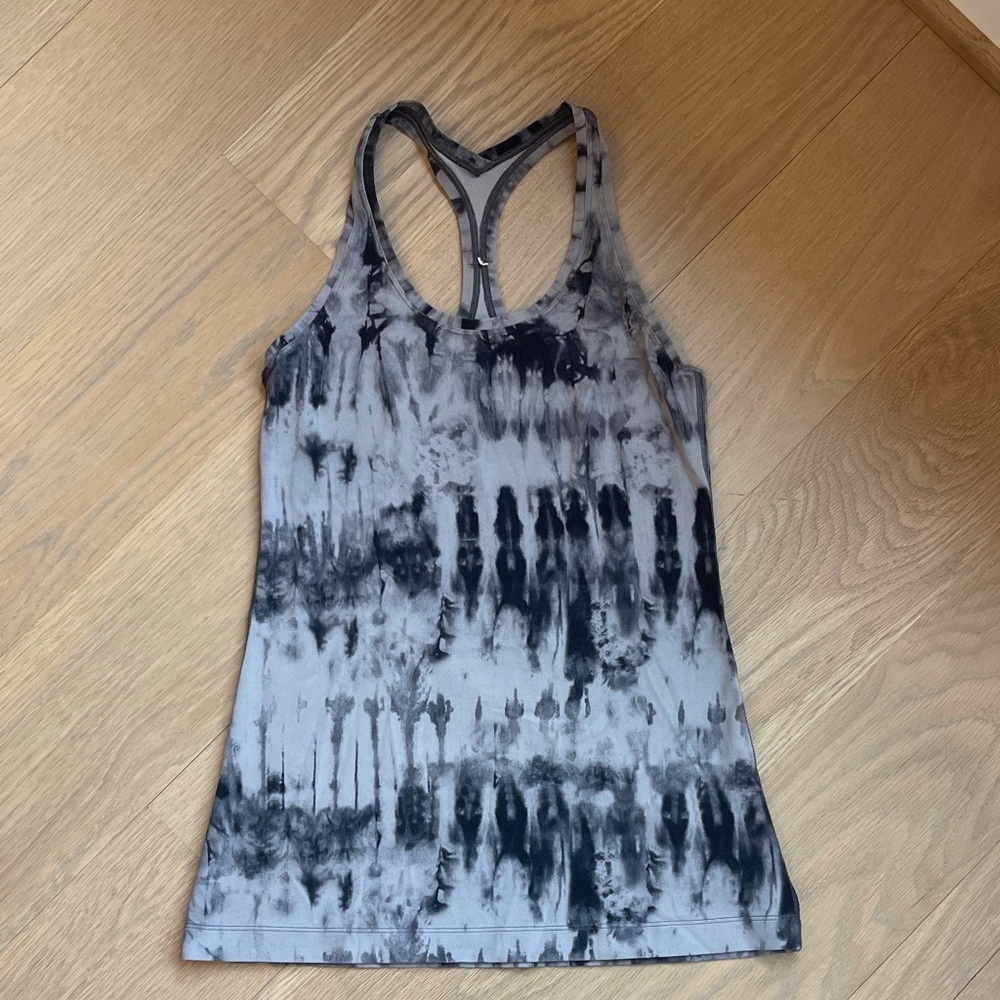 Size 6, Lululemon tank top stretchy like new tie dye black grey